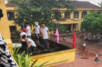 Giáo viên yêu cầu học sinh nhặt rác ở lan can không có rào chắn