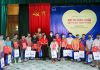 Người dân nghèo vùng cao phấn khởi tới nhận hàng hóa hỗ trợ trong buổi khai mạc chiến dịch ‘’Let’s Go Together’’ tại Tuyên Quang